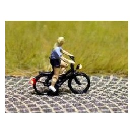 168036 - Cycliste (femme) en T-Shirt et pantalon court 168036 - Cycliste (femme) en T-Shirt et pantalon court