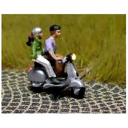 168112 - Motocycliste (scooter) avec passager, et casques 168112 - Motocycliste (scooter) avec passager, et casques