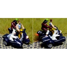 168512 - Moto + Sidecar, Pilote en Polo avec bonnet, passagère, chien dans le sidecar 168512 - Moto + Sidecar, Pilote en Polo avec bonnet, passagère, chien dans le sidecar